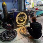 gia cong chu noi hop den inox de mica cho nha hang spa xuat di My 6