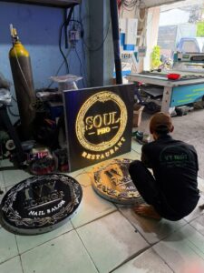 gia cong chu noi hop den inox de mica cho nha hang spa xuat di My 6