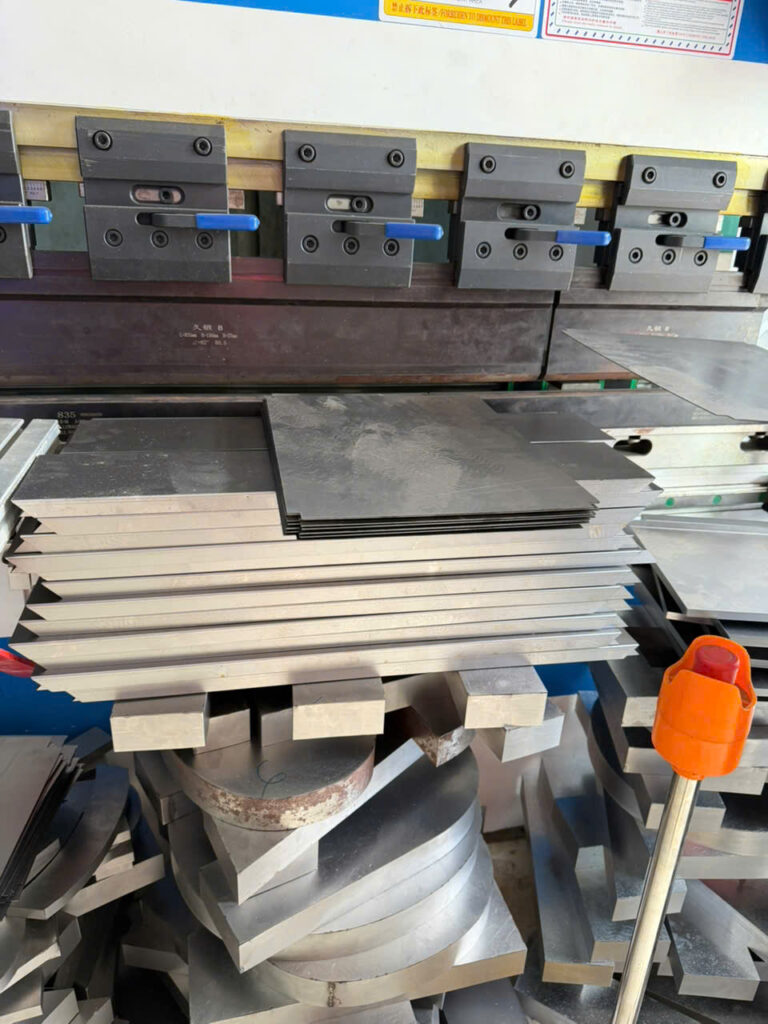 thi công và gia công chấn hộp đèn tôn kẽm