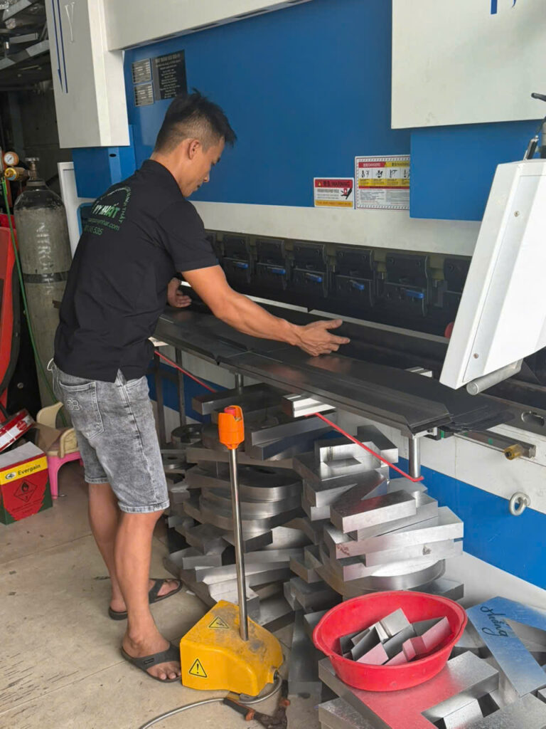 thi công và gia công chấn hộp đèn tôn kẽm