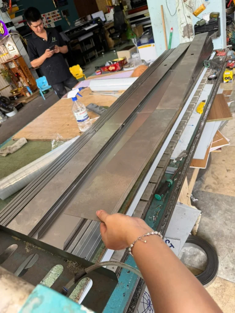 thi công và gia công chấn hộp đèn tôn kẽm