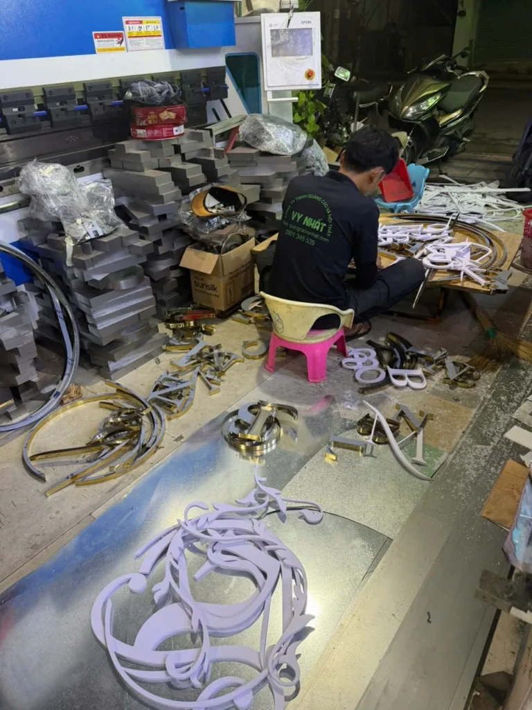 Quy trình sản xuất chữ inox vàng gold cho tiệm Spa chuyên nghiệp 7 Quy trinh san xuat chu inox vang gold cho tiem nail spa gui di My Uc Gia cong chu noi 18