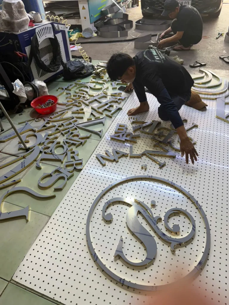 Quy trình sản xuất chữ inox vàng gold cho tiệm Spa chuyên nghiệp 4 Quy trinh san xuat chu inox vang gold cho tiem nail spa gui di My Uc Gia cong chu noi 7